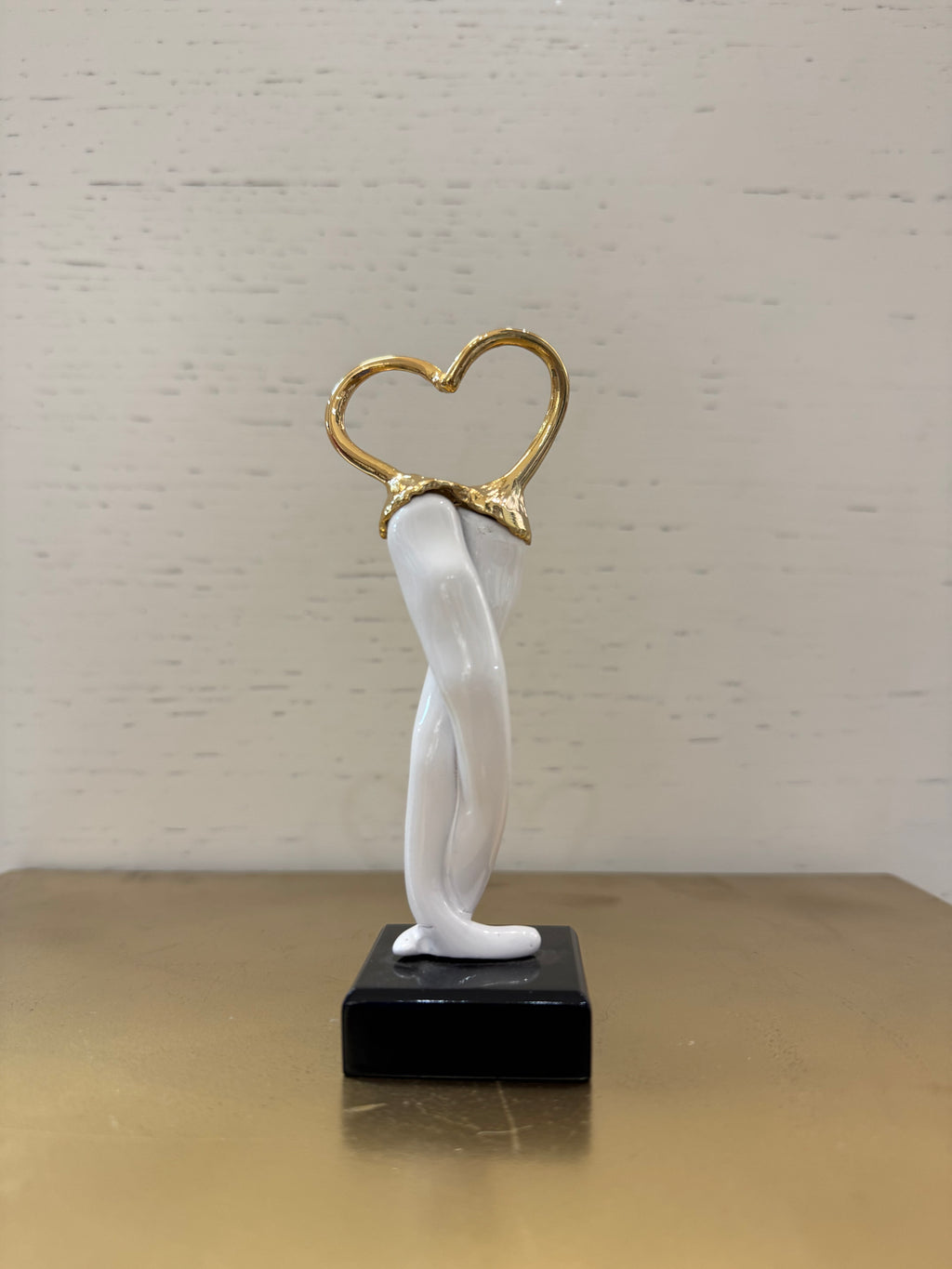 Sequenze - oggetto decorativo portafortuna a forma di peperoncini intrecciati che creano un cuore con base nera