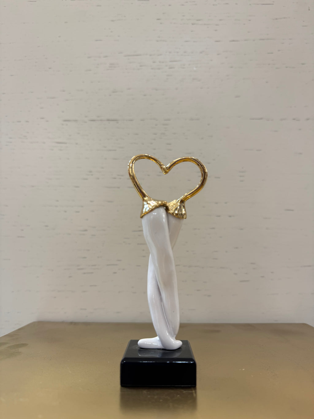Sequenze - oggetto decorativo portafortuna a forma di peperoncini intrecciati che creano un cuore con base nera