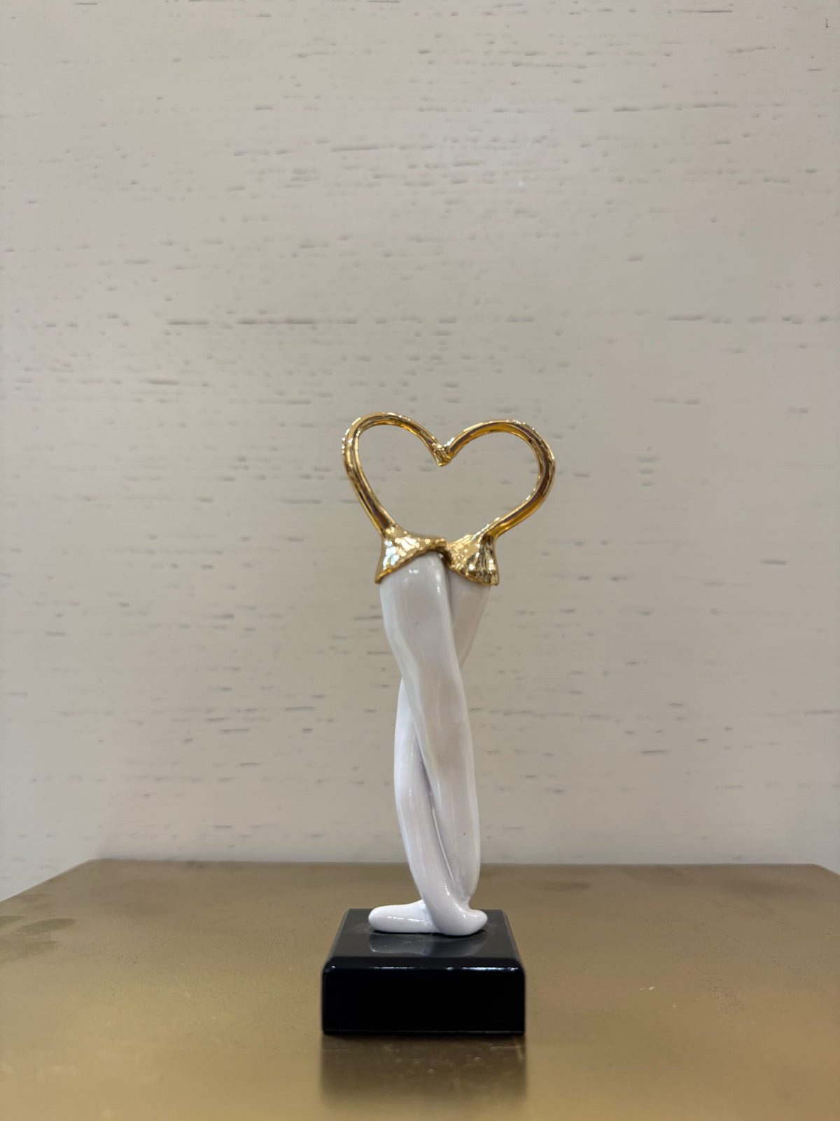 Sequenze - oggetto decorativo portafortuna a forma di peperoncini intrecciati che creano un cuore con base nera