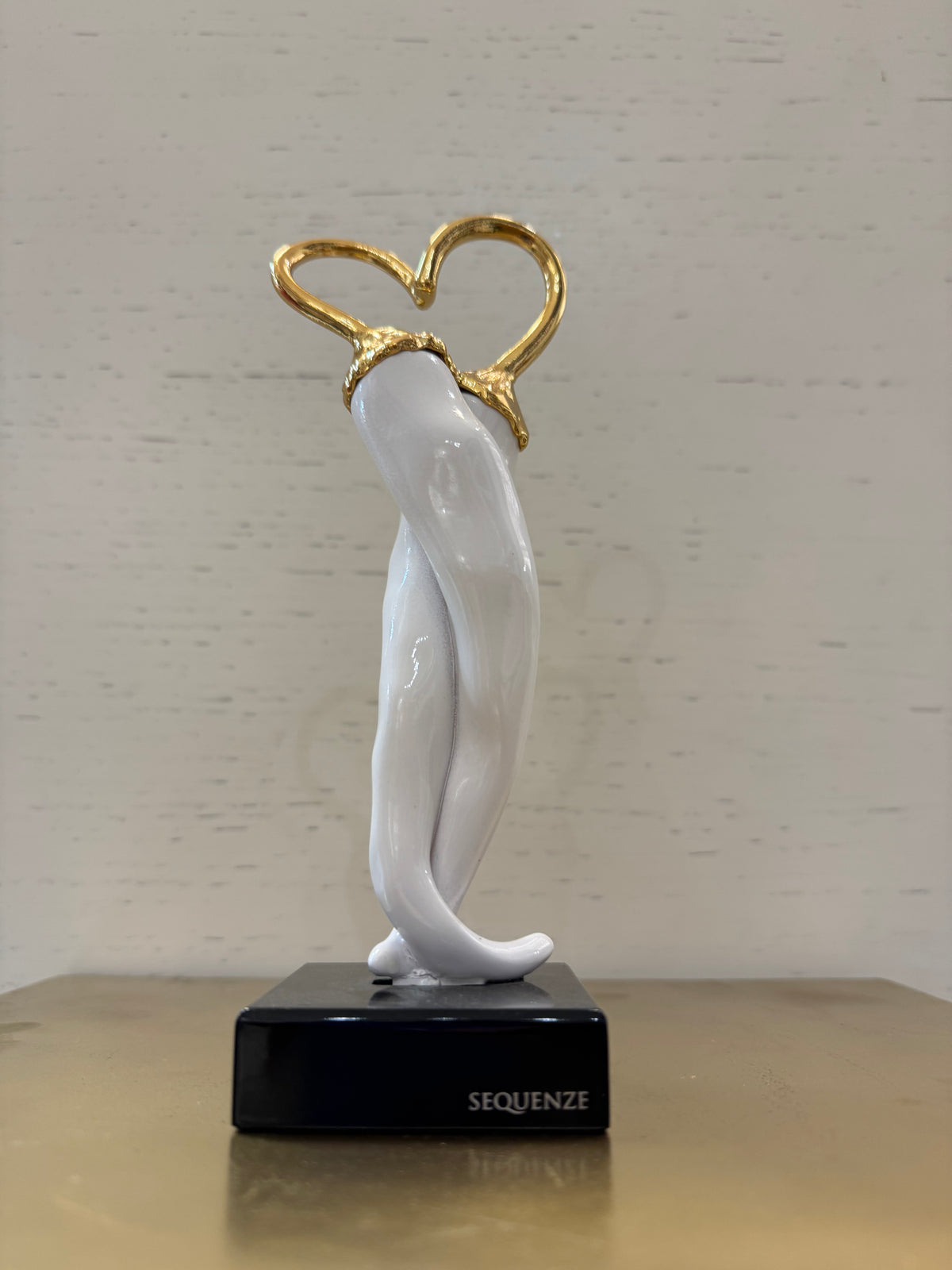Sequenze - oggetto decorativo portafortuna a forma di peperoncini intrecciati che formano un cuore con base nera
