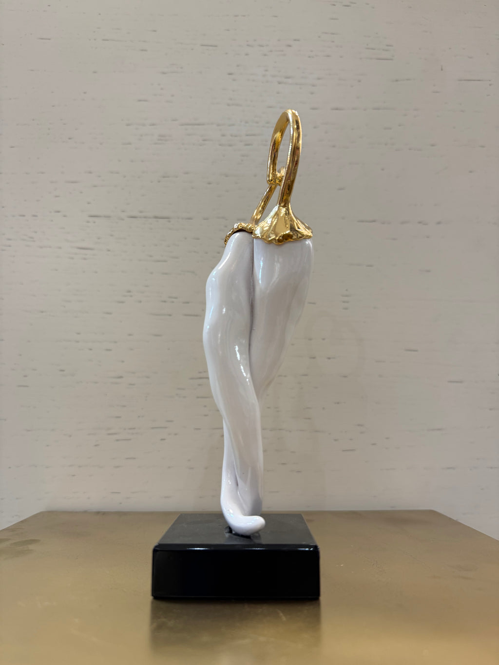 Sequenze - oggetto decorativo portafortuna a forma di peperoncini intrecciati che formano un cuore con base nera