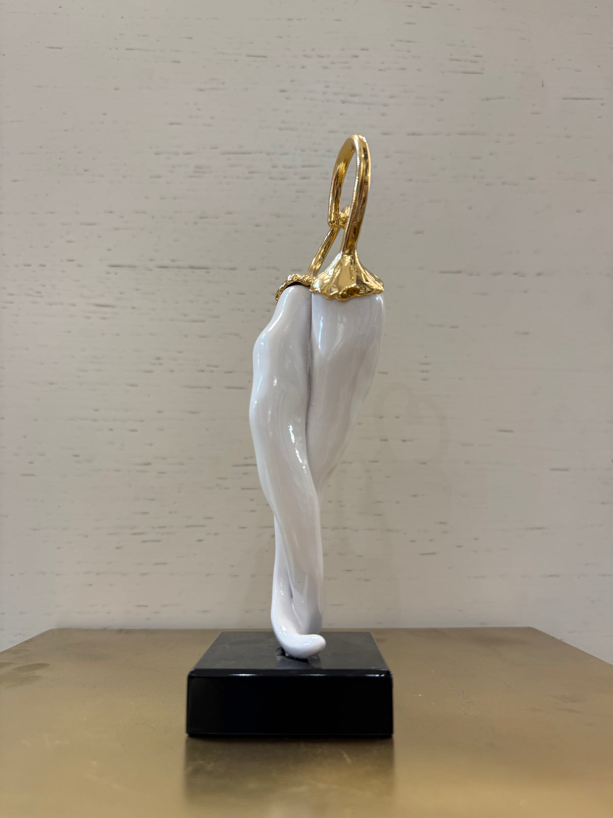 Sequenze - oggetto decorativo portafortuna a forma di peperoncini intrecciati che formano un cuore con base nera