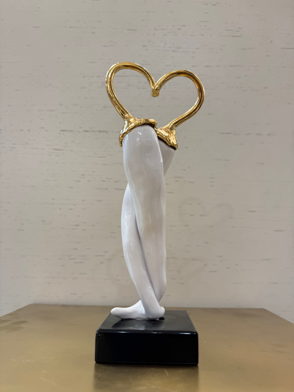 Sequenze - oggetto decorativo portafortuna a forma di peperoncini intrecciati che formano un cuore con base nera