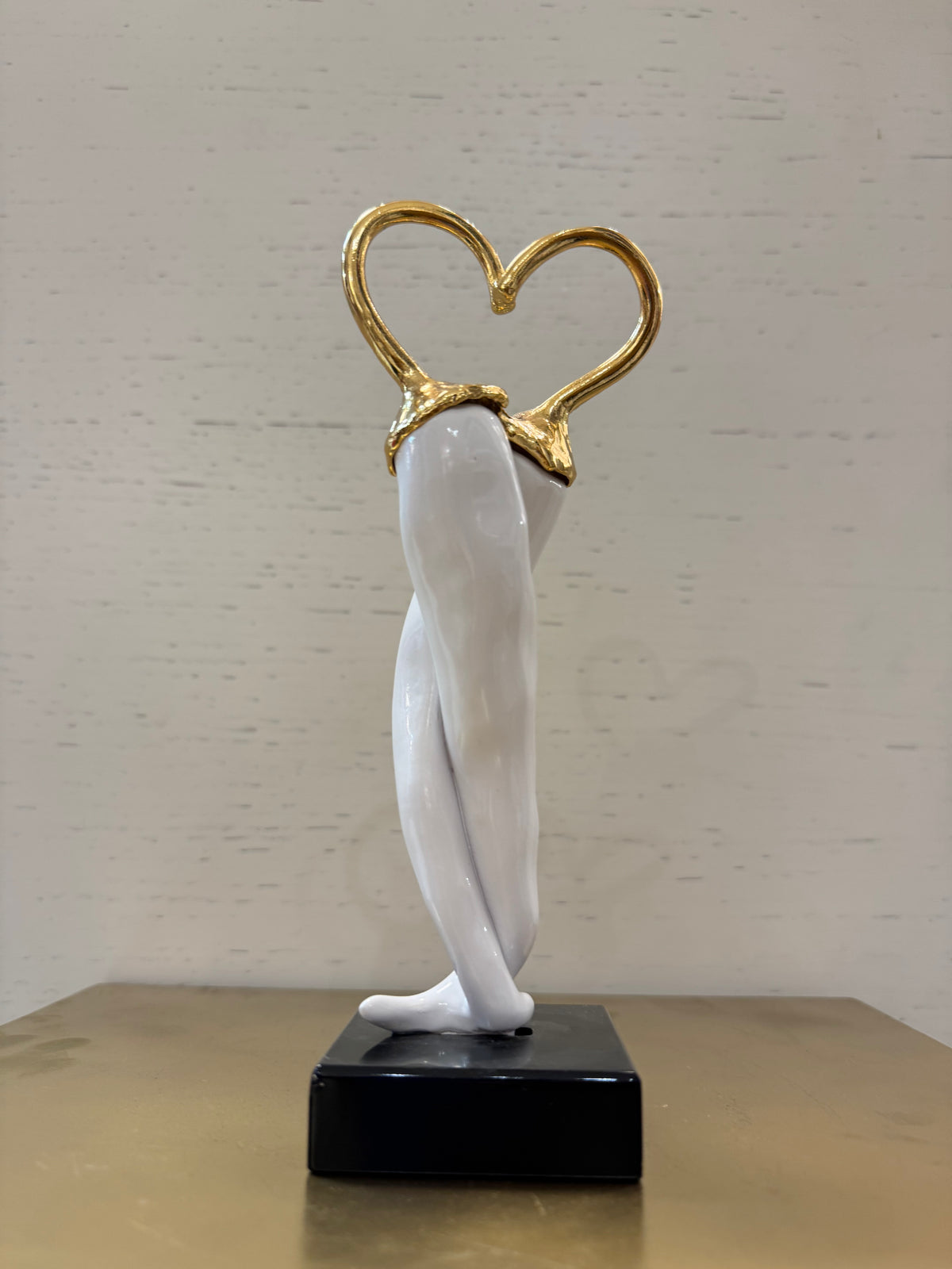 Sequenze - oggetto decorativo portafortuna a forma di peperoncini intrecciati che formano un cuore con base nera