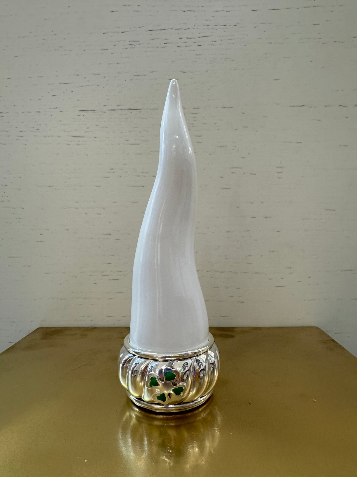 Sovrani - oggetto decorativo portafortuna a forma di corno bianco con base in argento