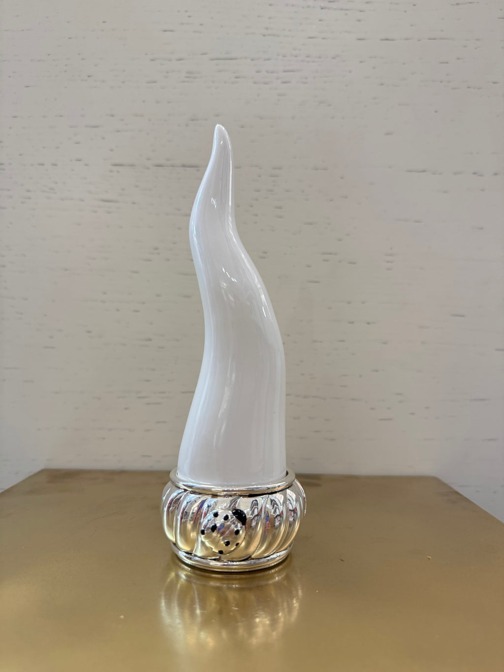 Sovrani - oggetto decorativo portafortuna a forma di corno bianco con base in argento