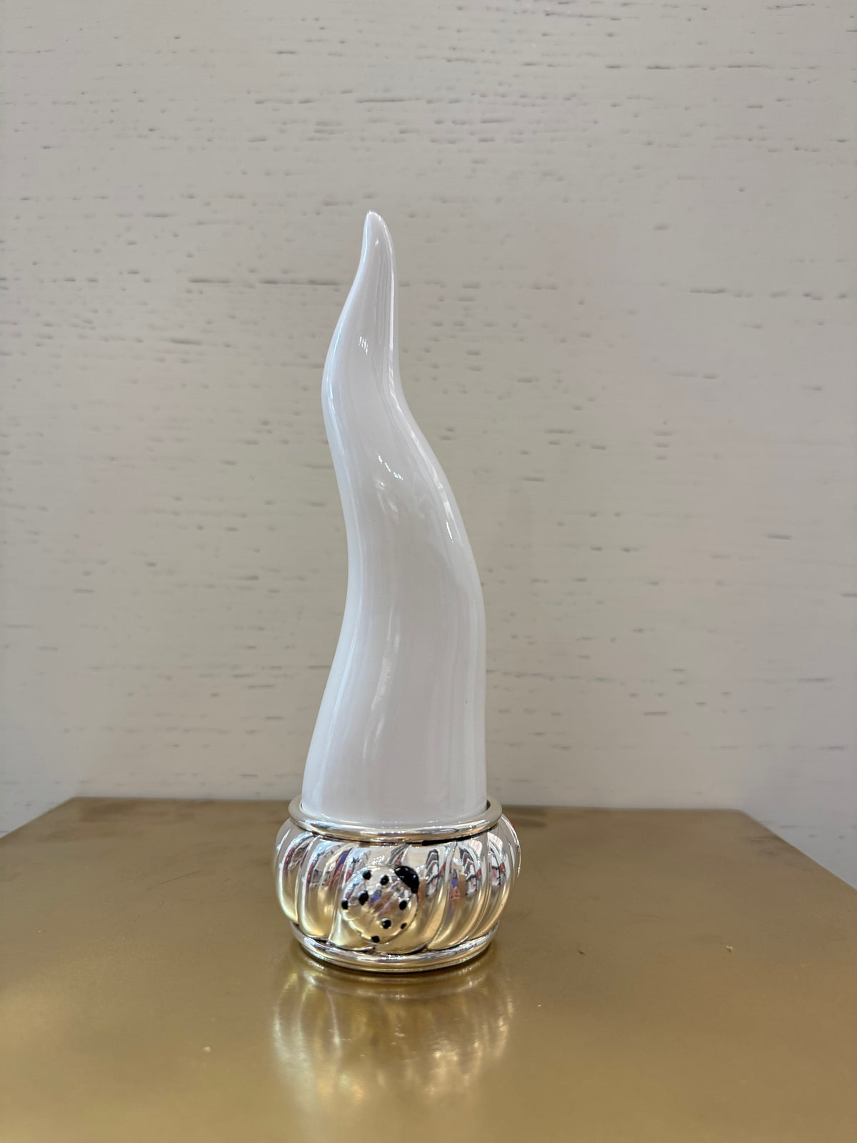 Sovrani - oggetto decorativo portafortuna a forma di corno bianco con base in argento