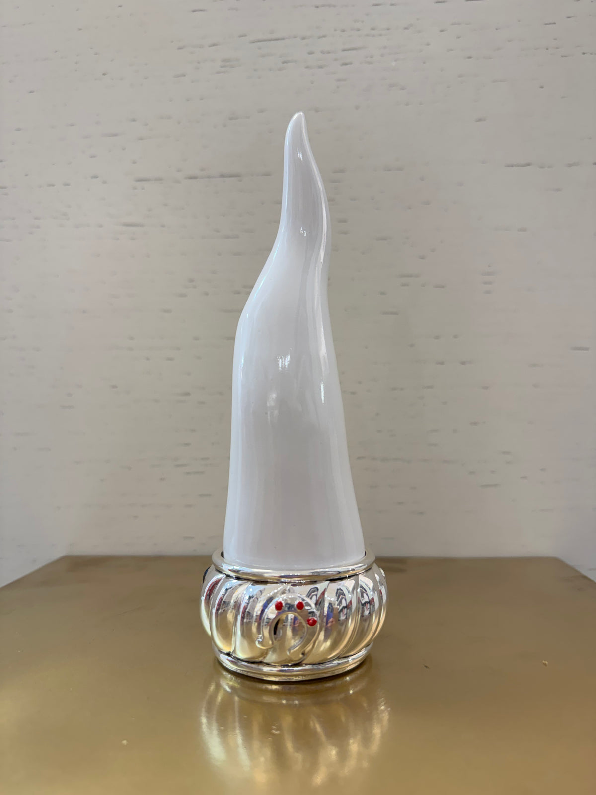 Sovrani - oggetto decorativo portafortuna a forma di corno bianco con base in argento